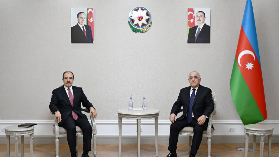 Baş nazir Əli Əsədov Türkiyənin Azərbaycandakı səfiri ilə görüşüb