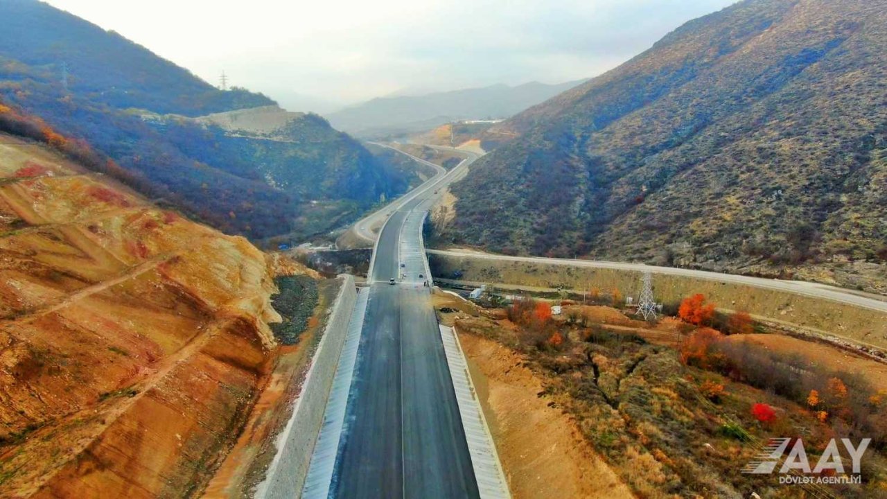 Əhmədbəyli-Füzuli-Şuşa yolunun beynəlxalq normalara uyğun tikintisi yekunlaşır (FOTO/VİDEO)