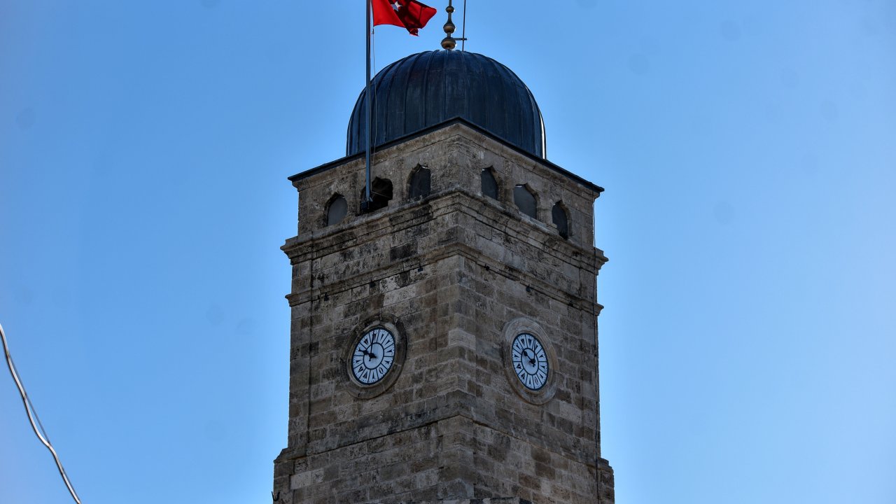 Çalınan tarihi saatin yerine takılan ikizinde 'enerji' duraklaması