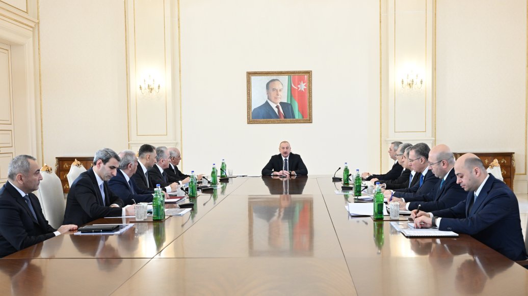 Prezident İlham Əliyev Nəqliyyat məsələlərinə həsr olunmuş müşavirə keçirib (FOTO)
