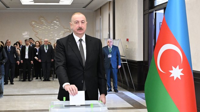 Prezident İlham Əliyev 1 saylı seçki məntəqəsində səs verib