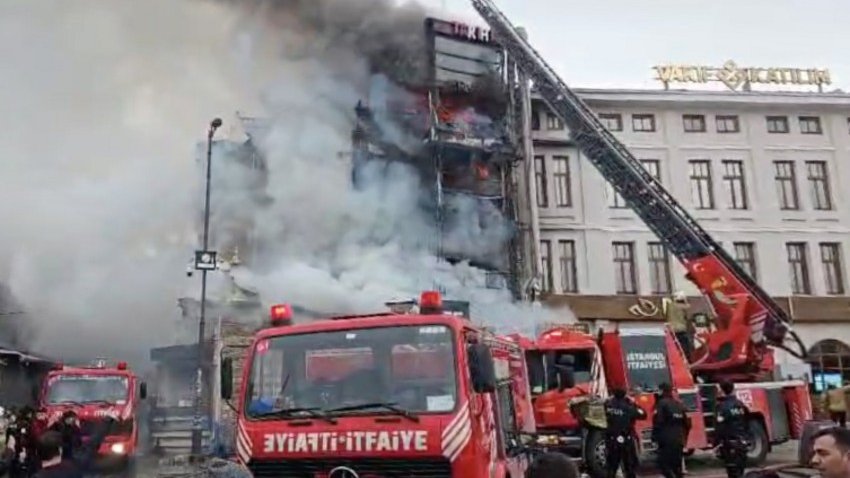İstanbulun mərkəzində restoran yanır