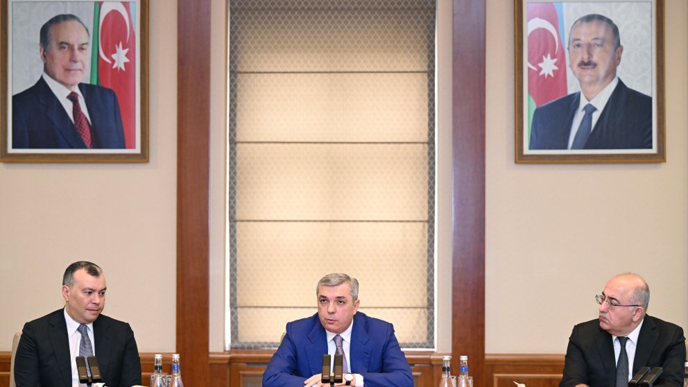 Prezident Administrasiyasının rəhbəri Samir Nuriyev yeni vəzifəyə təyin olunmuş maliyyə nazirini kollektivə təqdim edib