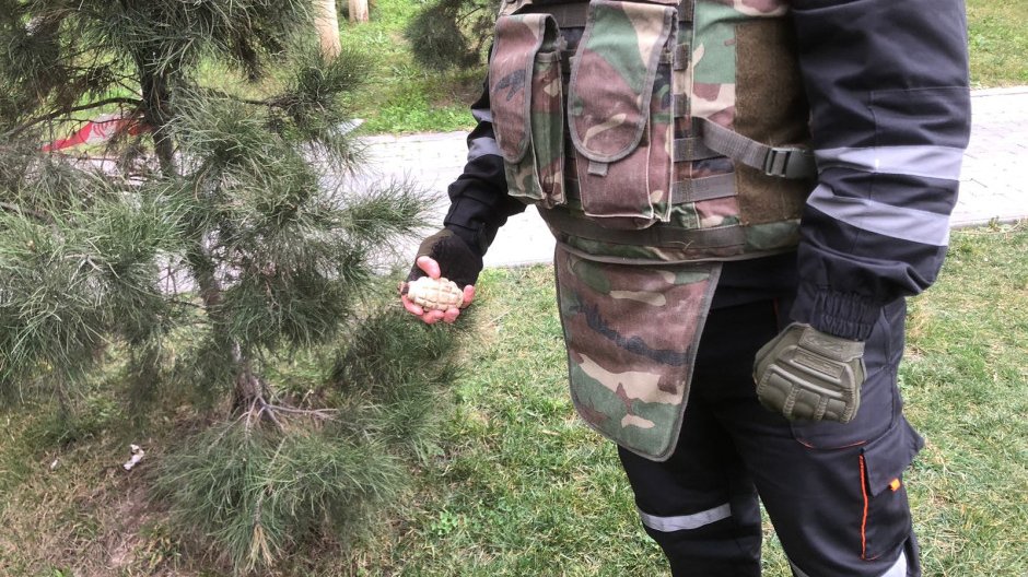 Bakıda küçədən qumbara tapıldı (FOTO/VİDEO)