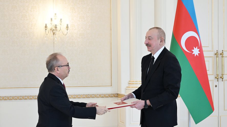 Prezident İlham Əliyev Türkiyənin Azərbaycanda yeni təyin olunmuş səfirinin etimadnaməsini qəbul edib YENİLƏNƏCƏK