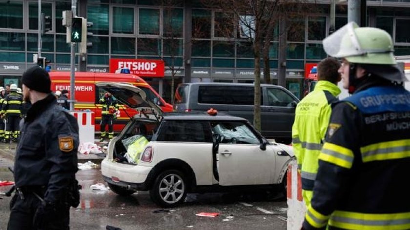 Münxendə avtomobilin mitinq iştirakçılarının üzərinə hərəkət etməsi nəticəsində azı 20 nəfər xəsarət alıb YENİLƏNİB