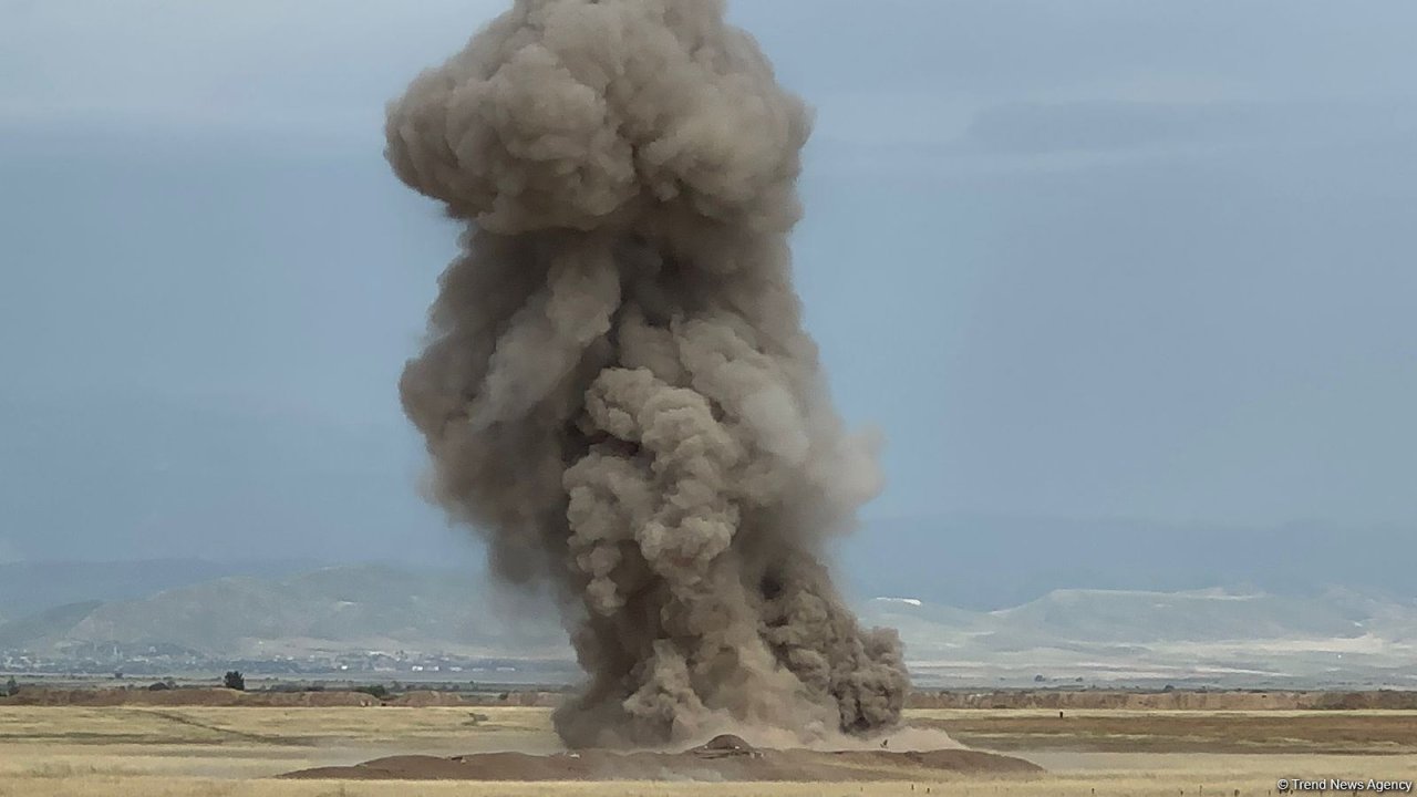 Ağdamda yük maşını minaya düşüb