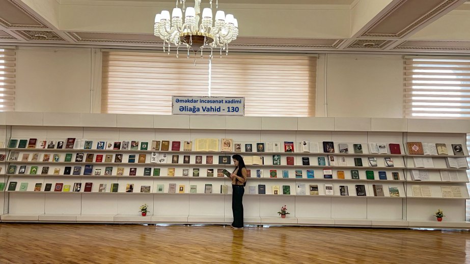 Milli Kitabxanada “Əməkdar incəsənət xadimi Əliağa Vahid-130” adlı kitab sərgisi açılıb