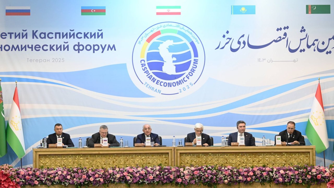 Azərbaycan “Şərq-Qərb” və “Şimal-Cənub” beynəlxalq nəqliyyat dəhlizlərinin ötürücülük qabiliyyətinin artırılmasına əlavə vəsaitlər yatırır - Baş nazir