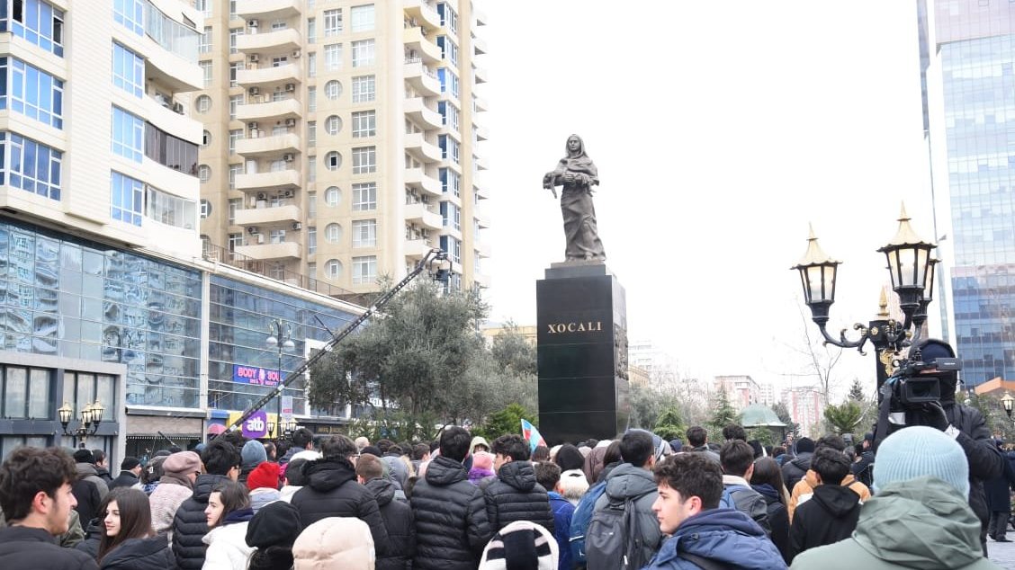 Azərbaycan xalqı Xocalı soyqırımının 33-cü ildönümü ilə bağlı "Ana harayı" abidəsini ziyarət edir