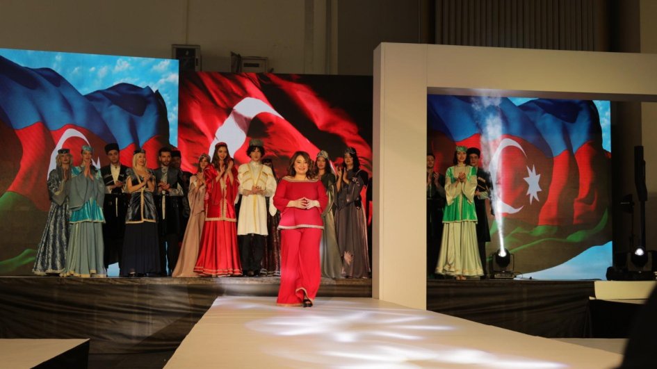 Azərbaycan milli geyimləri Ankarada nümayiş olunub