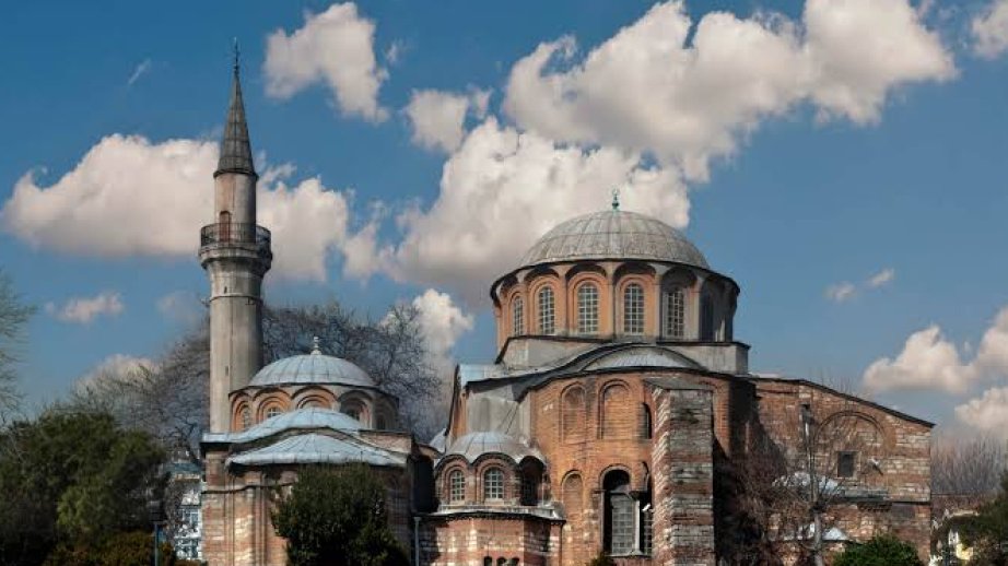 İstanbulun tarixi abidələrindən olan Kariye məscidində 80 ildən sonra ilk təravih namazı qılınıb