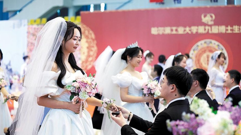 Çində demoqrafik problemin həlli üçün nikah yaşının azaldılması təklif olunur