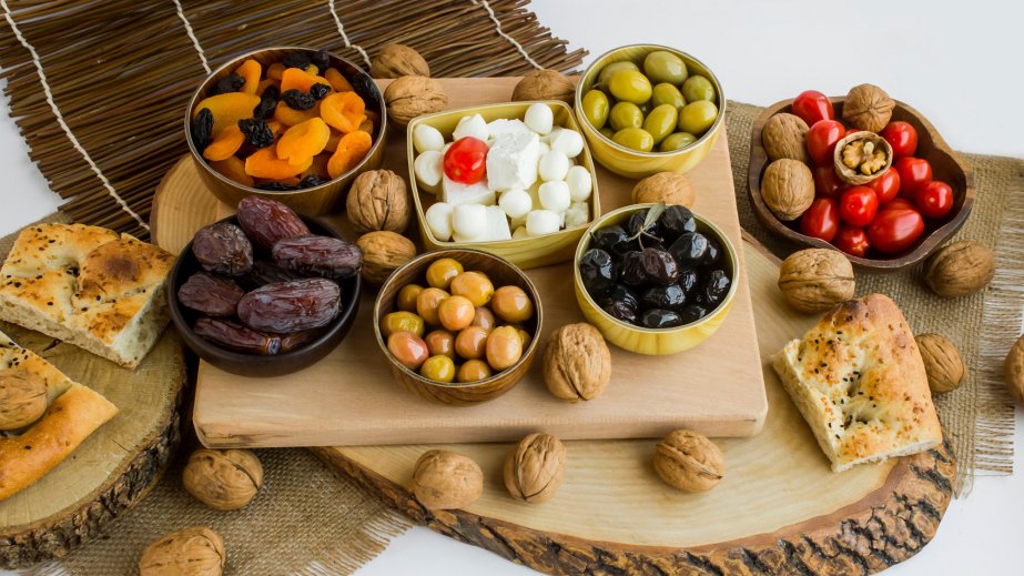 Mütəxəssis oruc tutan şəxslər üçün düzgün qidalanmağın yollarını açıqlayıb