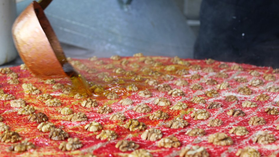 Çay süfrələrinin bəzəyi - ləziz Quba paxlavası necə hazırlanır? Reportaj