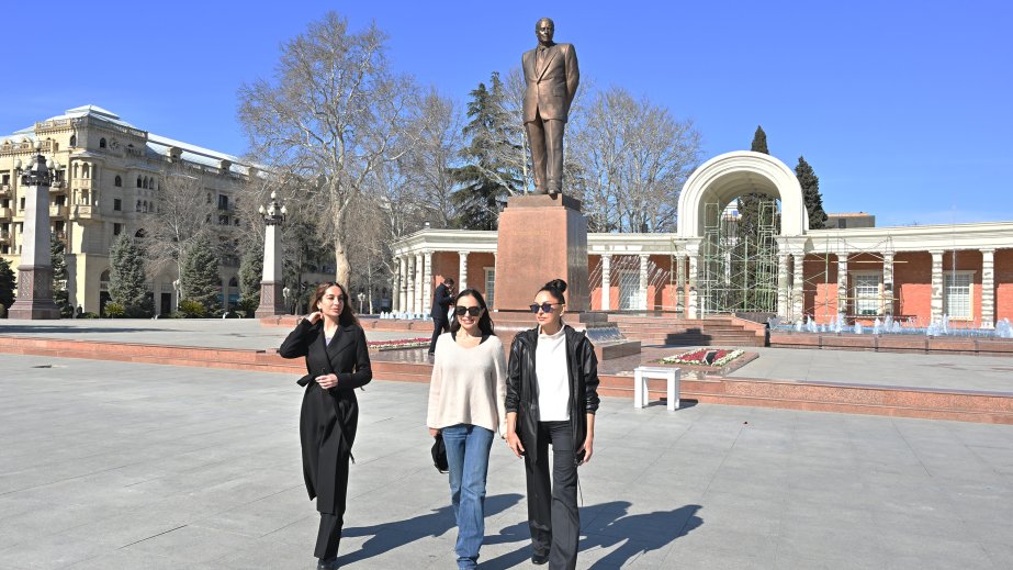 Birinci vitse-prezident Mehriban Əliyeva Gəncə şəhərində Ulu Öndər Heydər Əliyevin abidəsini ziyarət edib