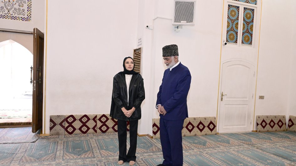 Birinci vitse-prezidenti Mehriban Əliyeva Gəncənin Şah Abbas və Hüseyniyyə məscidlərinin mövcud vəziyyəti ilə tanış olub