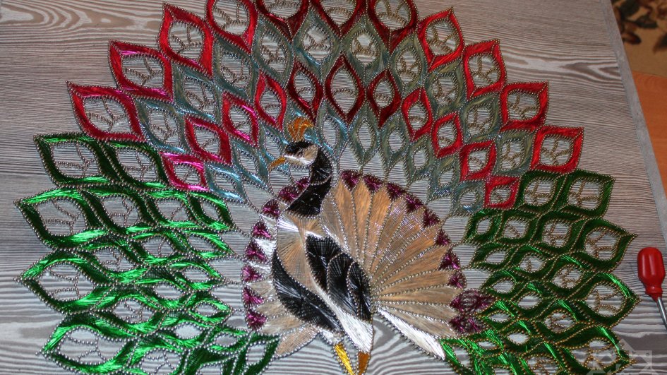 İncəsənət üçün istifadə olunan çəkic, mismar, taxta və məftillər