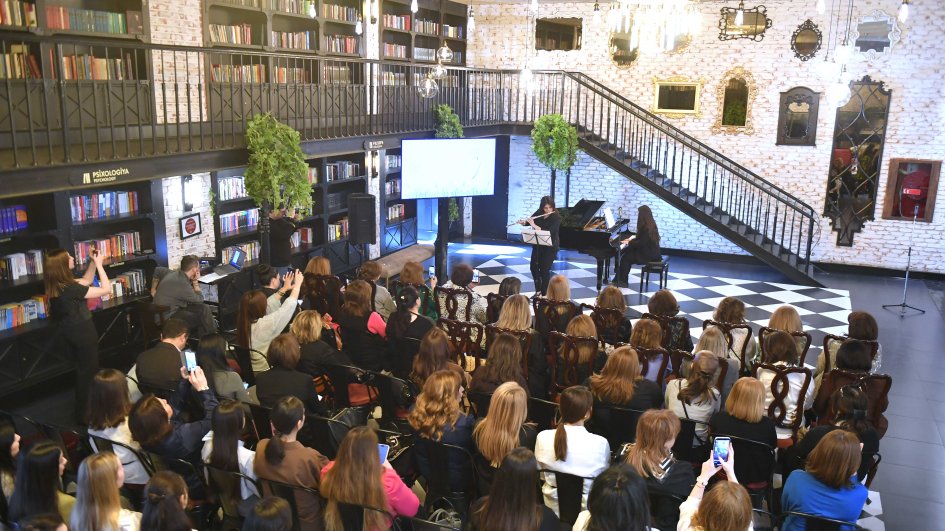 Bakı Kitab Mərkəzində Beynəlxalq Qadınlar Günü münasibətilə musiqili poeziya gecəsi keçirilib