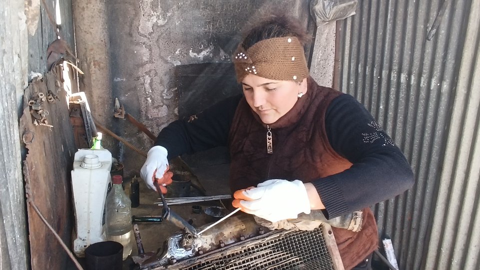 20 ildən çoxdur avtomobilləri təmir edən xanım, işindən çox məmnundur - REPORTAJ
