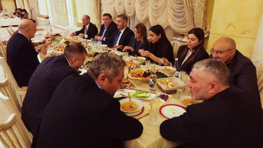 Yekaterinburqda azərbaycanlı və türkiyəli tələbələr iftar süfrəsinə toplaşıblar