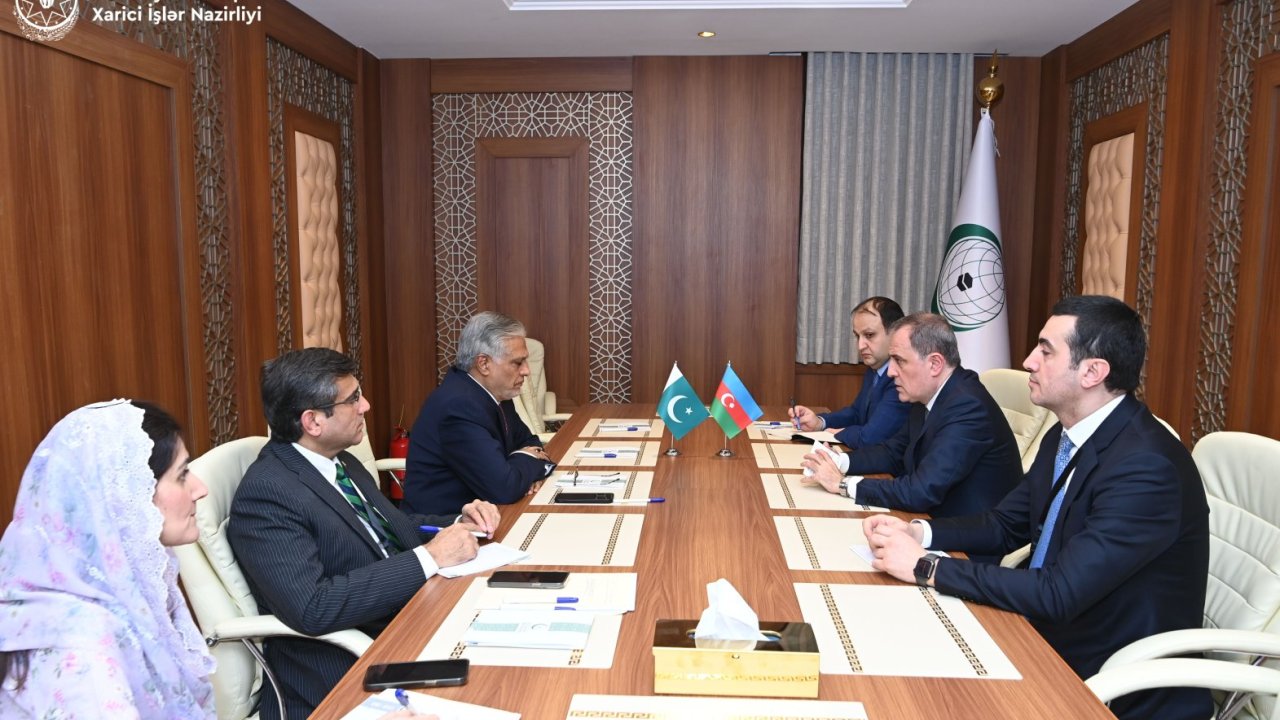 Azərbaycan və Pakistan XİN rəhbərləri strateji tərəfdaşlıq məsələlərini müzakirə edib