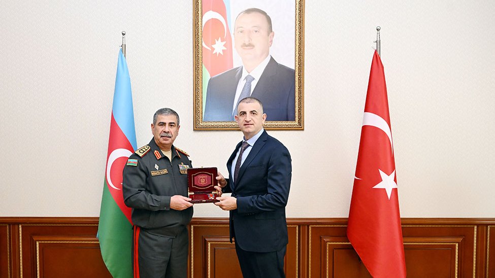 Müdafiə naziri “Baykar” şirkətinin baş direktoru ilə görüşüb