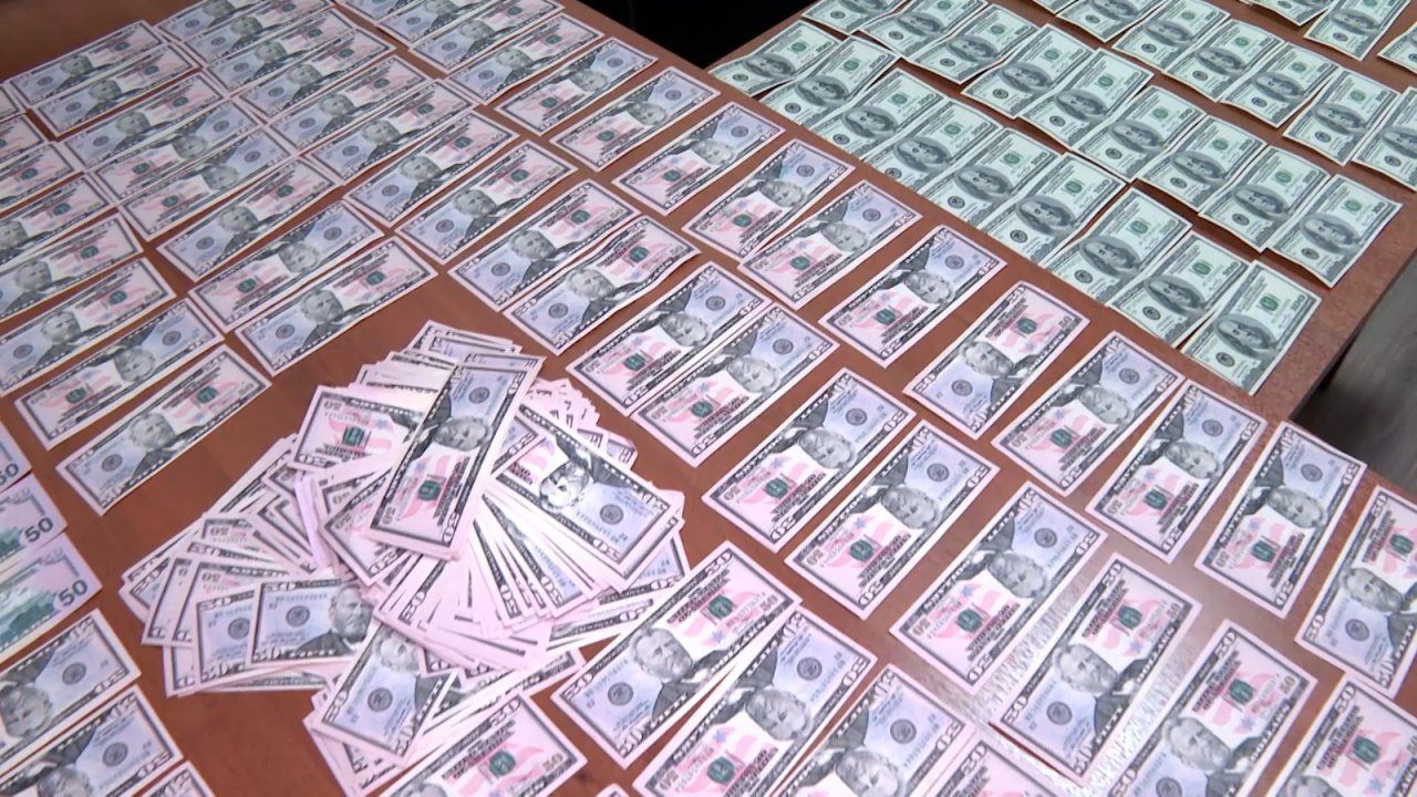 Bakıda polis saxta dollar satan dəstənin üzvlərini saxlayıb