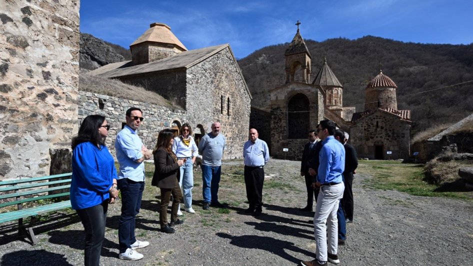 Beynəlxalq konfransın əcnəbi iştirakçıları Xudavəng monastırı ilə tanış olublar