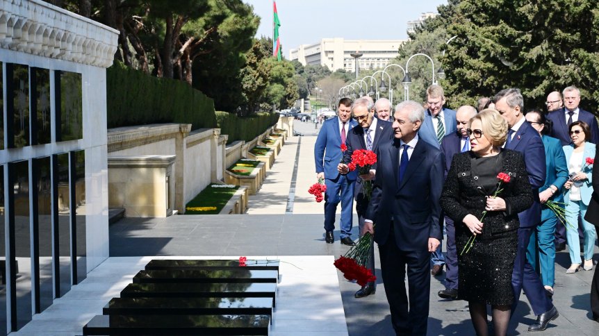 Rusiya Federal Məclisi Federasiya Şurasının sədri Şəhidlər xiyabanını ziyarət edib