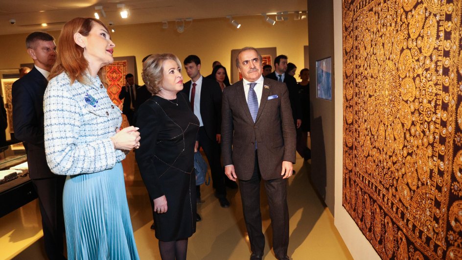 Valentina Matviyenko Azərbaycan Milli Xalça Muzeyi ilə tanış olub