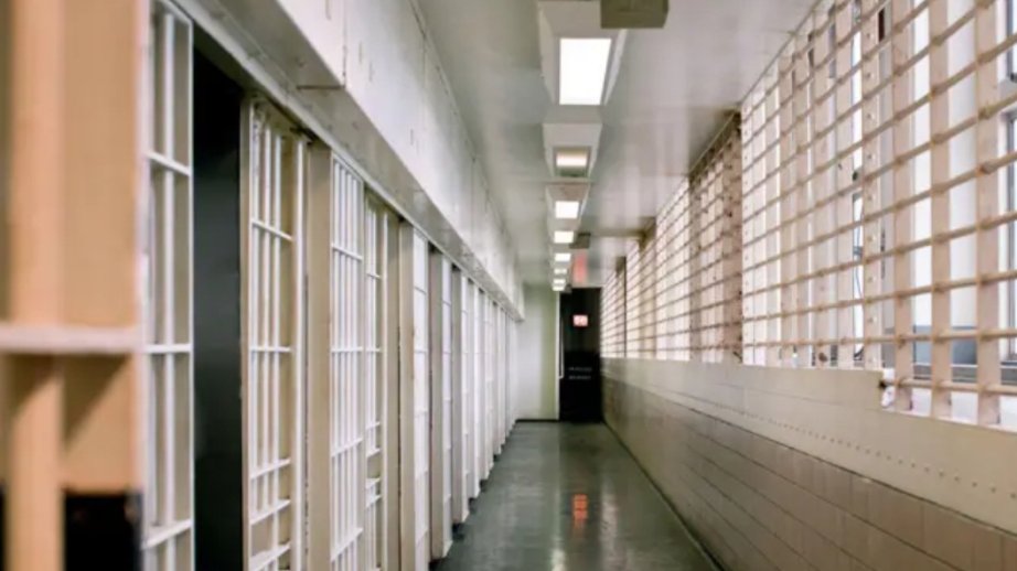 Britaniyada həbsxanalar dolduğundan məhbuslar polis kameralarına yerləşdiriləcək