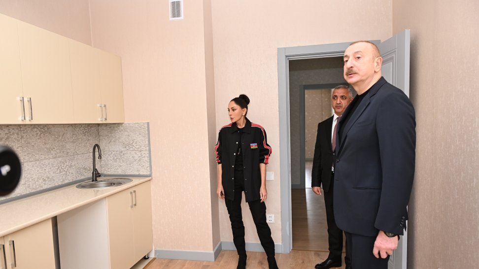 Ağdərənin Suqovuşan kəndində yaşayış kompleksi istifadəyə verilib, sakinlərə evlərin açarları təqdim olunub YENİLƏNİB VİDEO