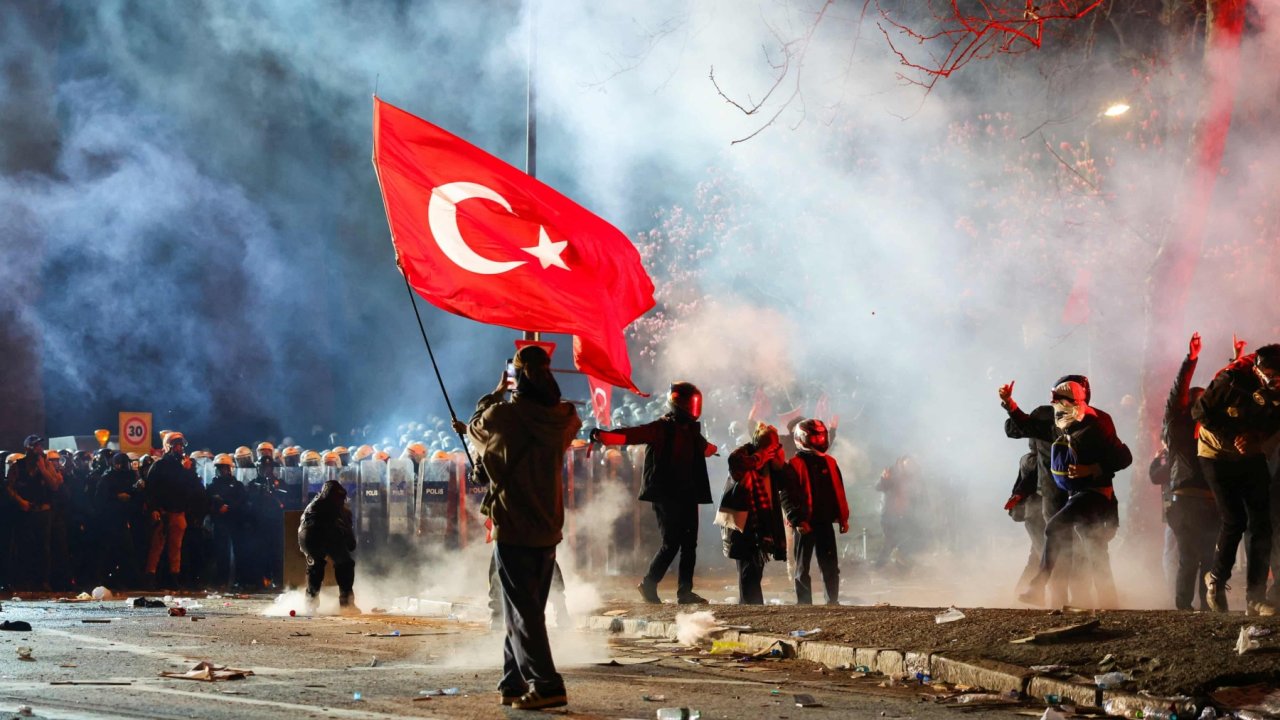 Pastel çalarlı "inqilab": etiraz marketinqə çevriləndə