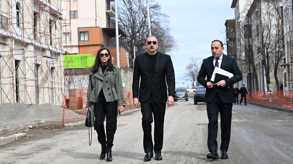 Prezident İlham Əliyevin sosial şəbəkə hesablarında dövlət başçısının Birinci xanım Mehriban Əliyeva ilə Şuşaya səfərindən görüntülər paylaşılıb (VİDEO)