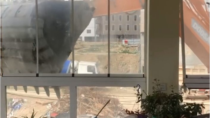 Yasamalda aparılan söküntü işləri dayandırılıb, şirkətin nümayəndəsi polis bölməsinə dəvət olunub (VİDEO) (ƏLAVƏ OLUNUB)