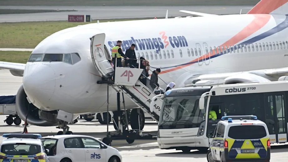 Almaniyaya daha 200 əfqan qaçqın gətirilib