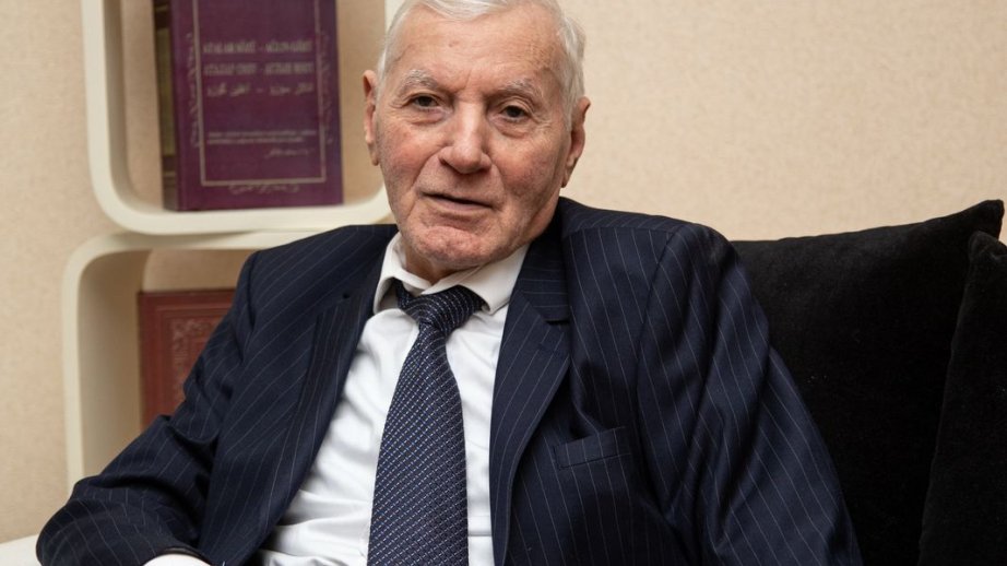 Ədəbiyyata, sənətə məslək kimi baxan şair