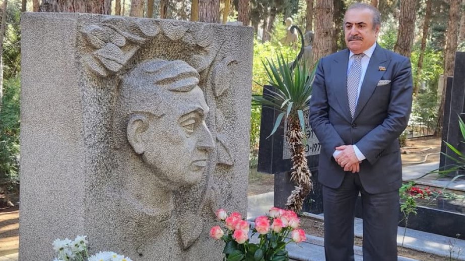 Xalq şairi Rəsul Rzanın məzarı ziyarət olunub