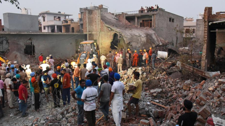 Hindistanda fabrikdə baş verən partlayış nəticəsində ölənlərin sayı 21-ə çatıb