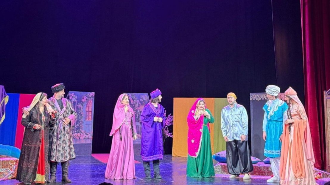 Batumi Dram Teatrının kollektivi “Arşın mal alan” operettasını gürcü dilində səhnələşdirib