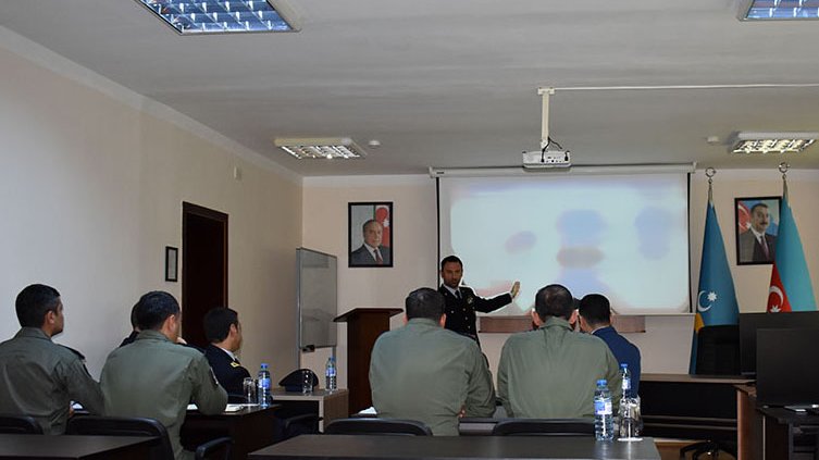 Azərbaycan-İtaliya hərbi pilotları arasında ekspert görüşü keçirilib