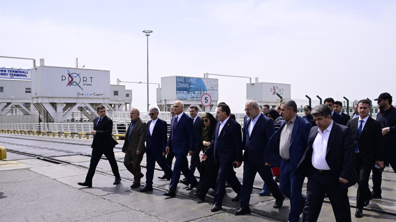 Azerbaijani, Iranian delegations visit Baku Int'l Sea Trade Port