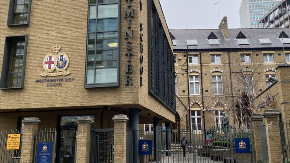 Britaniya məktəblərində mobil telefondan istifadə qadağan olunur