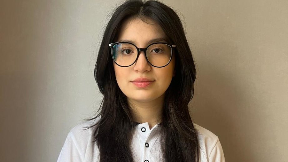 Buraxılış imtahanında 300 bal toplayan məktəbli həkim olmaq arzusu ilə Türkiyəyə üz tutur