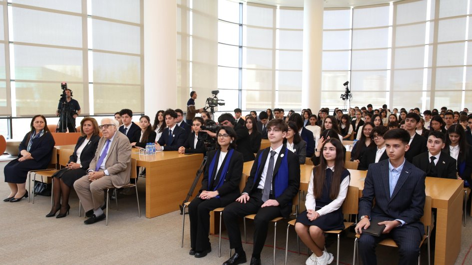 "Milli dəyərlərimizdən gələcəyə baxış” layihəsi çərçivəsində ilk görüşün qonağı Xalq yazıçısı Anar olub