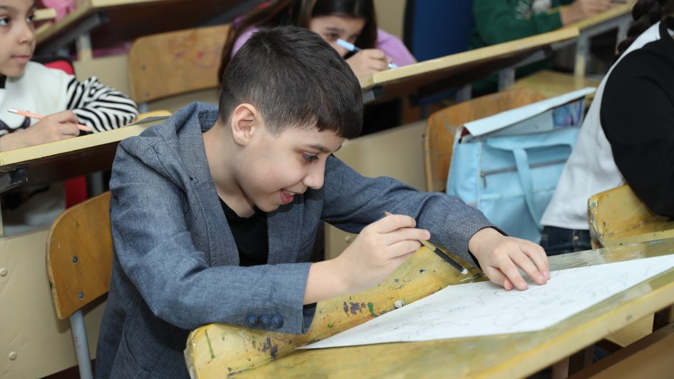 Rənglərin dili ilə danışan autizmli bir uşaq bəzən min sözlə deyilməyən hissləri çatdıra bilər - MÜSAHİBƏ