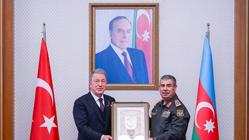Azərbaycanın müdafiə naziri Hulusi Akarla görüşüb