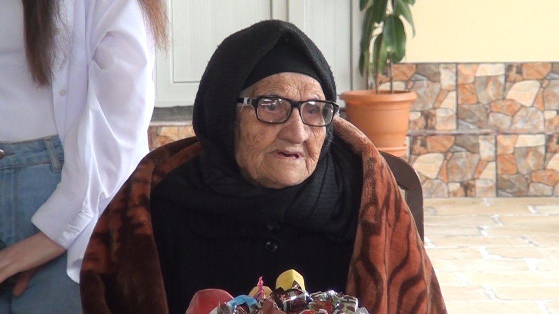 115 yaşlı Pərizadə nənə: Sağlam qalmağın əsas şərtlərindən biri düzgün qidalanmaqdır