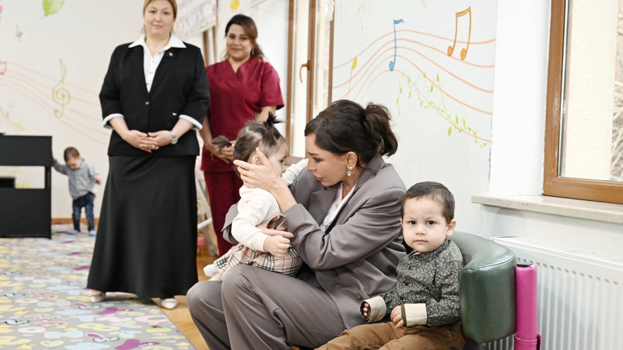 Birinci vitse-prezident Mehriban Əliyeva və Heydər Əliyev Fondunun vitse-prezidenti Leyla Əliyeva Bakıdakı 1 saylı körpələr evində və 1 saylı uşaq evi sosial xidmət müəssisəsində olublar
